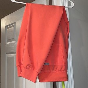 Figs hot coral Zamora jogger